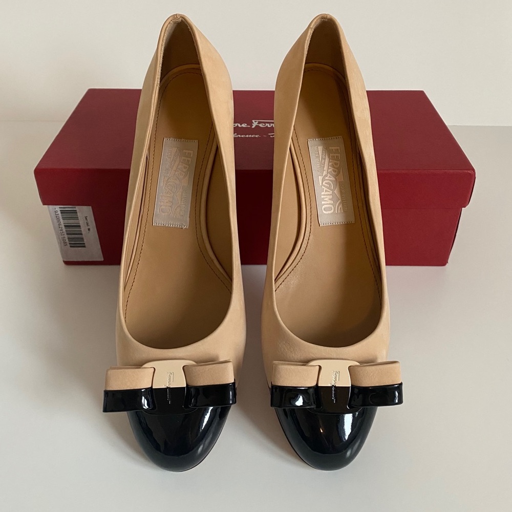 NEW Salvatore Ferragamo Vara Pumps
